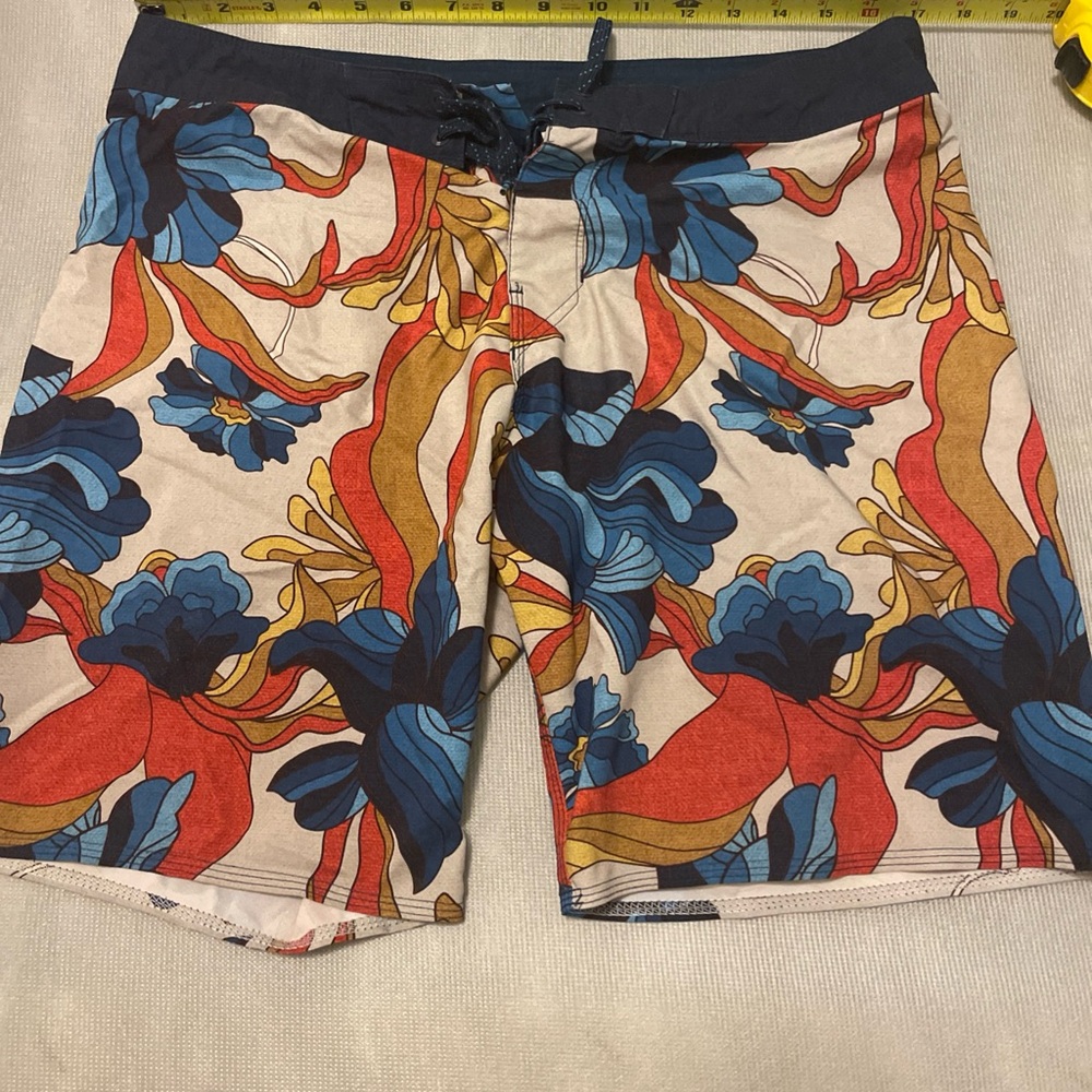 Billabong size 32 Sundays Airlite board shorts floral blue EUC men